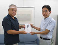 義援金を手渡す大庫隆夫副社長(左)の写真
